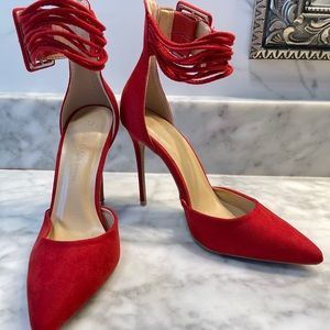 Plain stiletto heel pointed toe red pumps. ✨